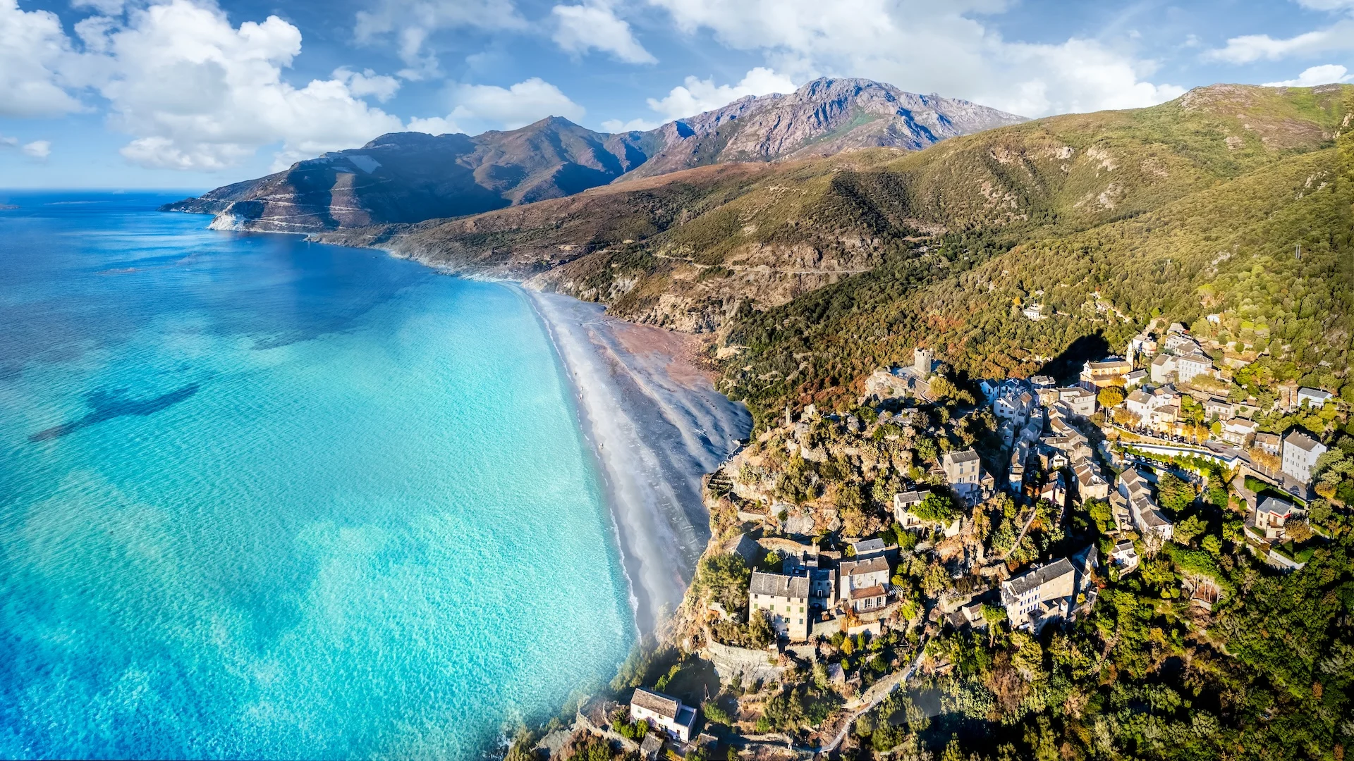 Plage de Nonza : la perle noire du Cap Corse à découvrir absolument
