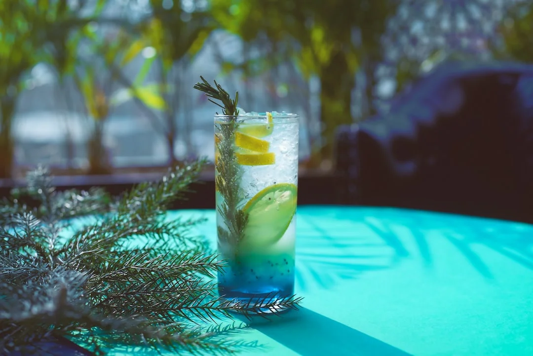Blue Lagoon : Recette Complète, Histoire et Variantes du Cocktail Bleu